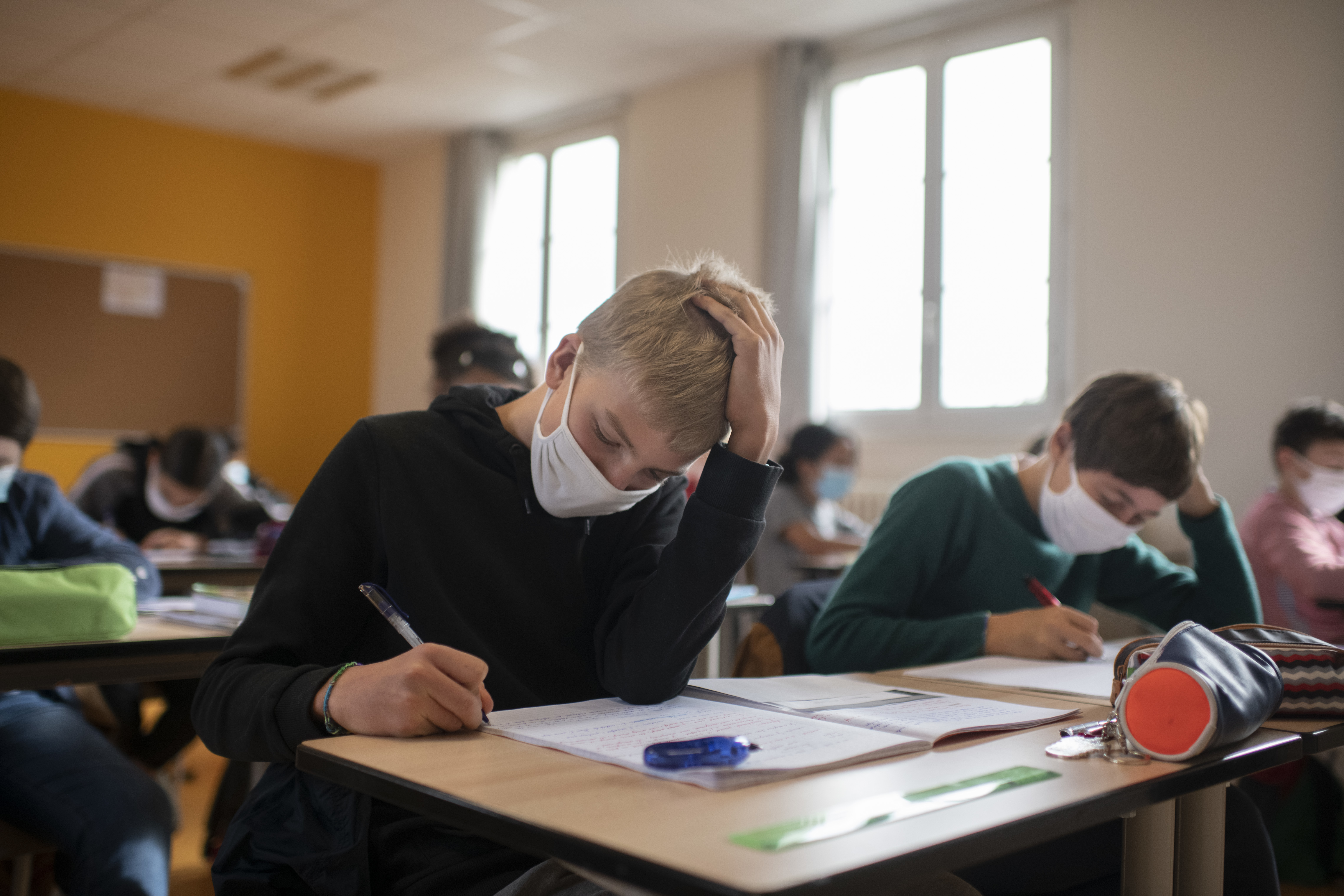 Classe d'élèves qui composent lors d'un examen