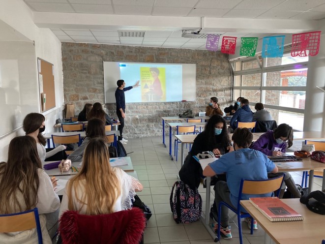 Photo de la classe écoutant leur professeur