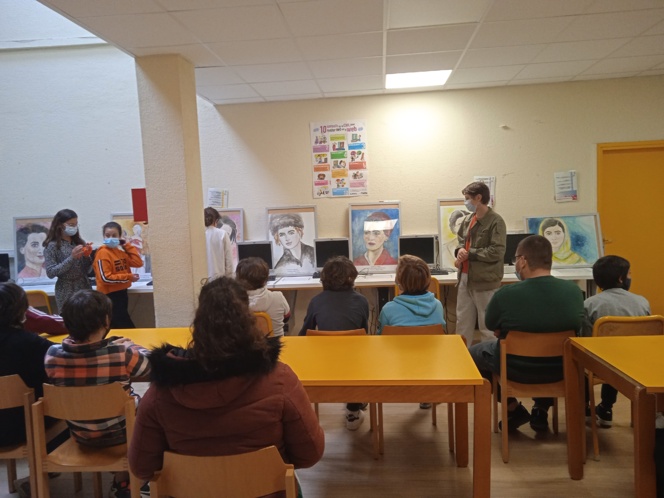 Photo de la classe qui échangent dans le cadre de la journée du 8 mars