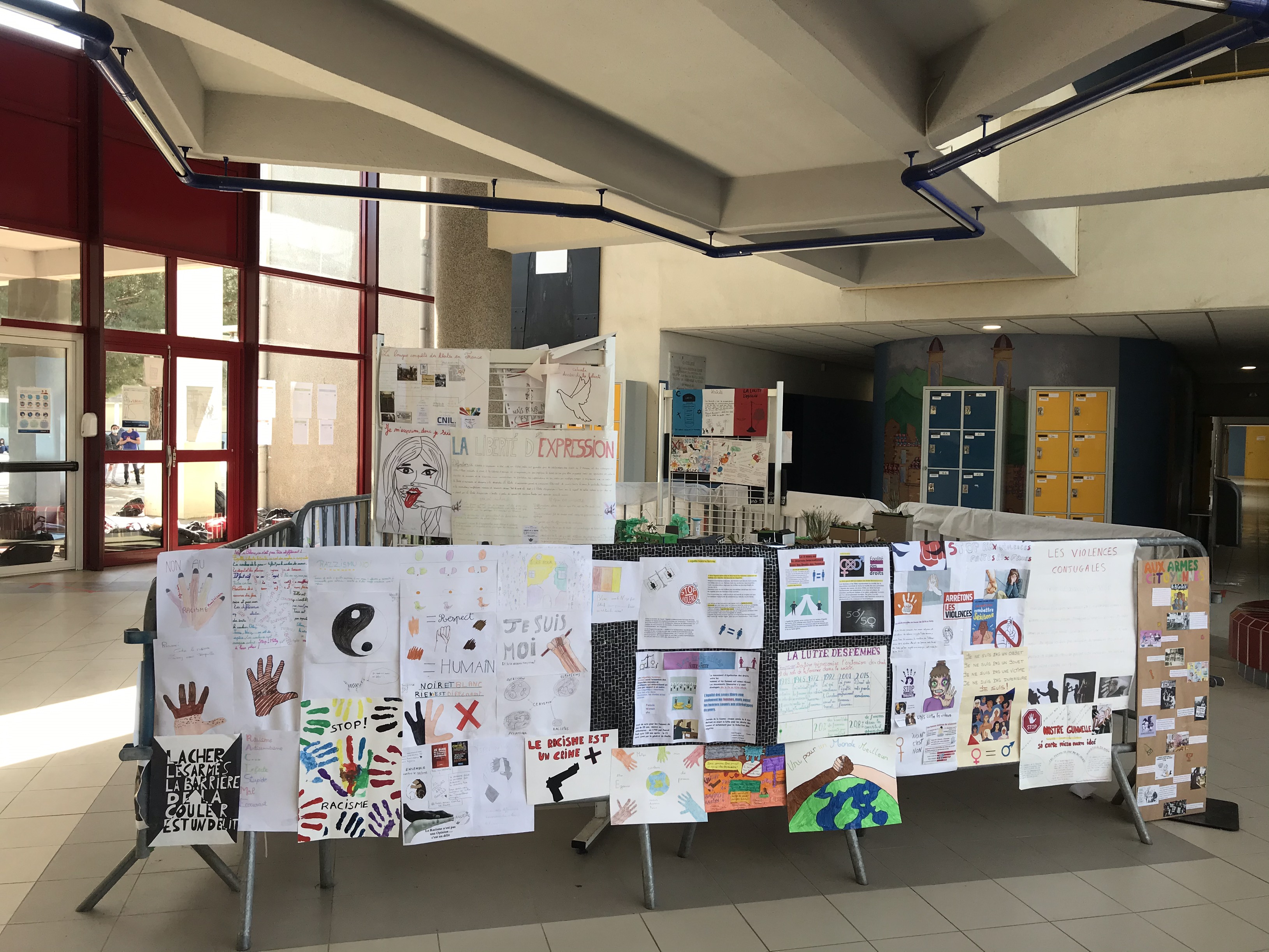 Photo de l'exposition réalisée par les élèves du collège Henri Tomasi de Penta di Casinca à Folelli, exposition d'affiches contre le racisme et l’antisémitisme