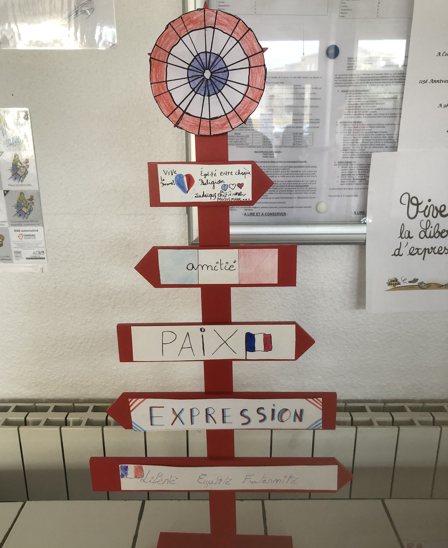 Panneau d'exposition réalisés par les élèves "Laïcité, amitié, expression, liberté, égalité, fraternité"