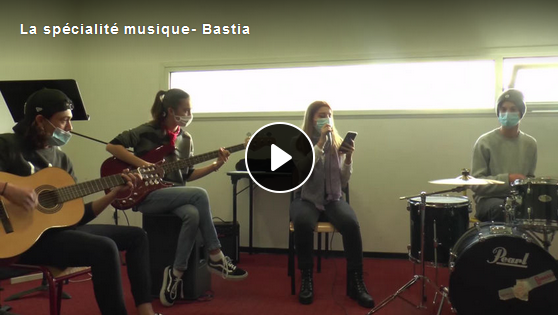 Capture écran de la vidéo, des élèves répètent avec leurs intruments de musique