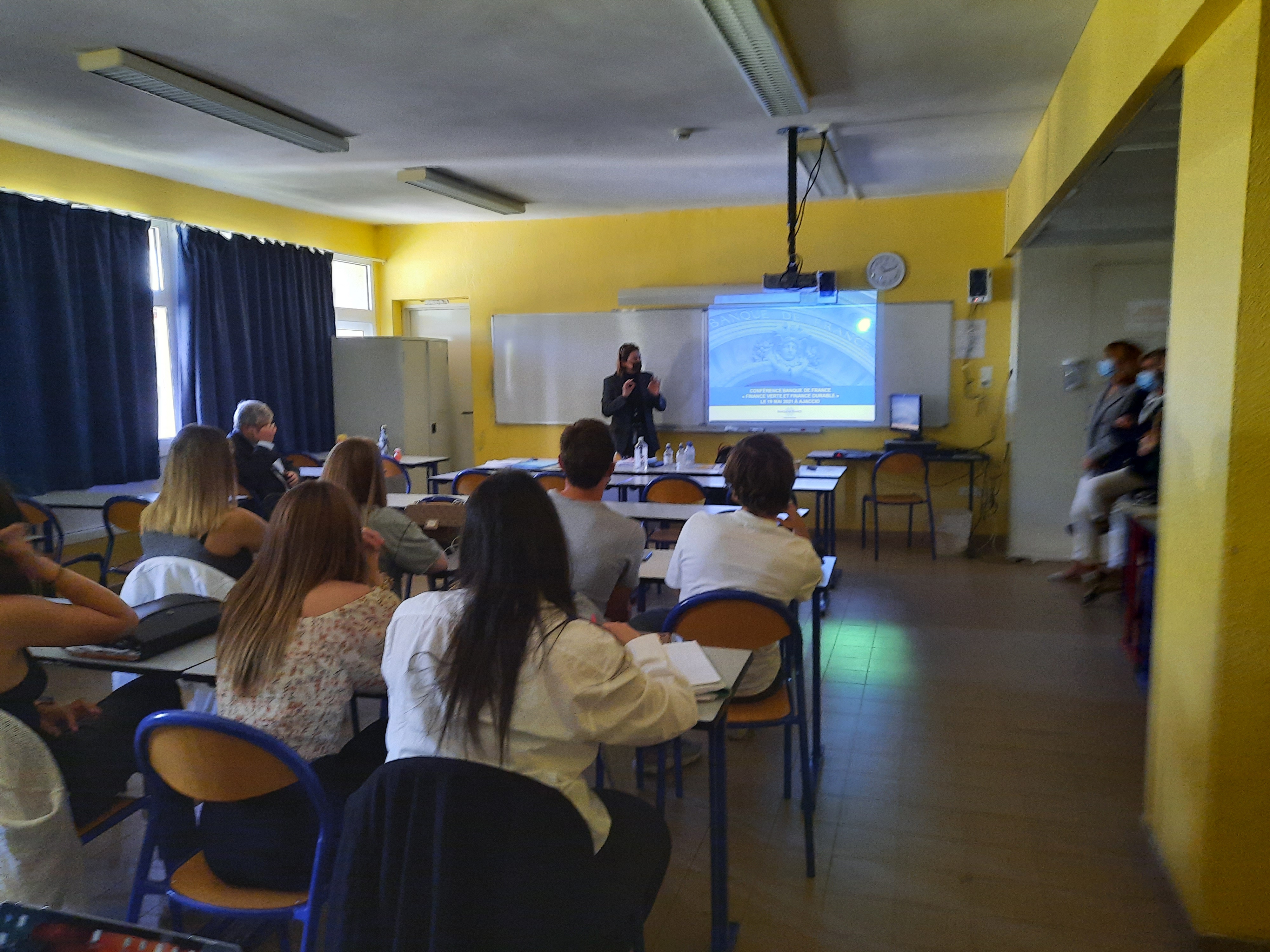 Elève dans leur salle de classe qui suivent la conférence 