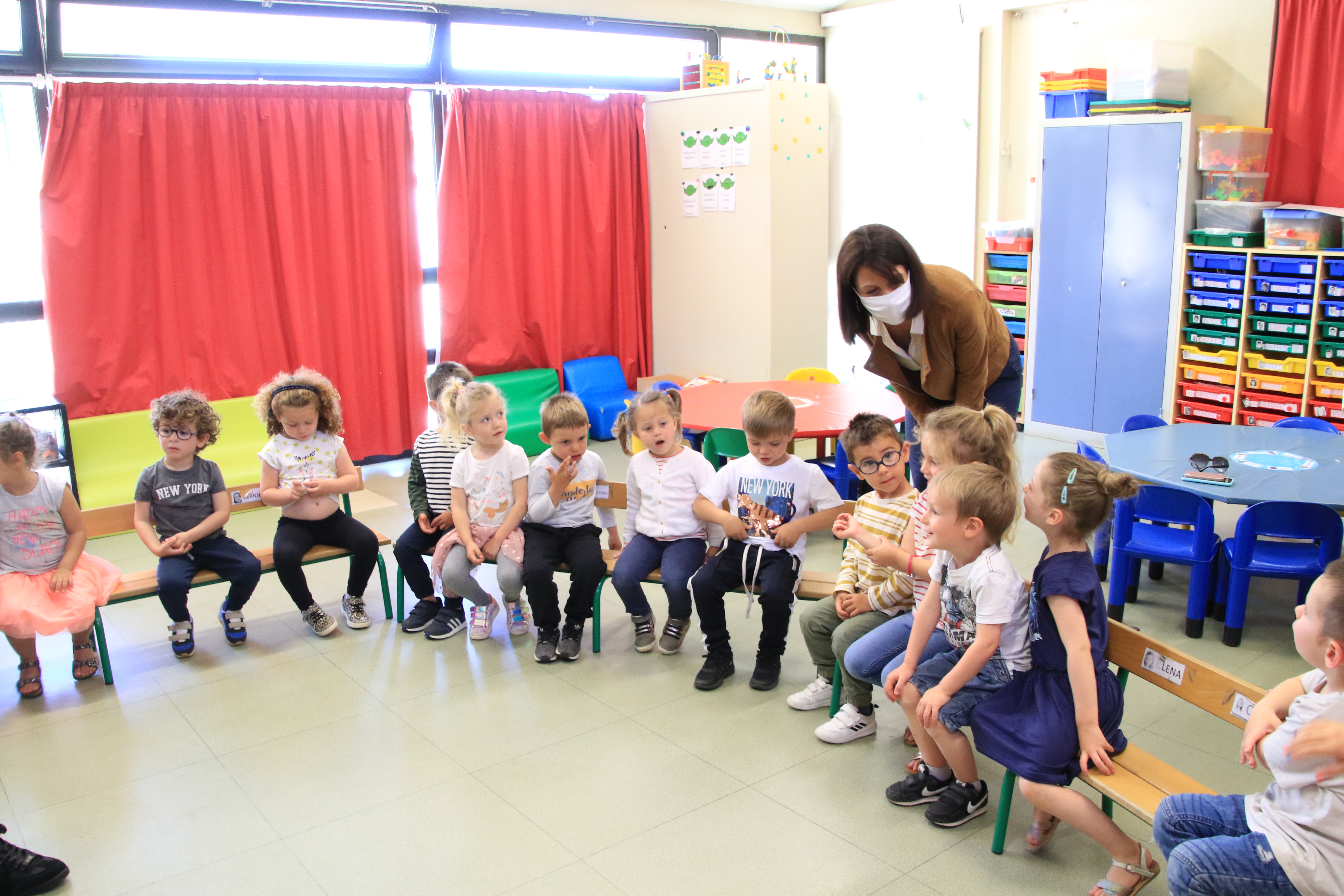 Rectrice Julie Benetti échange avec les élèves dans leur classe