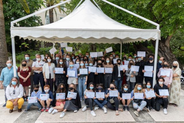 Photo de groupe lors de la remise de prix dans les jardins de la préfecture d'Ajaccio