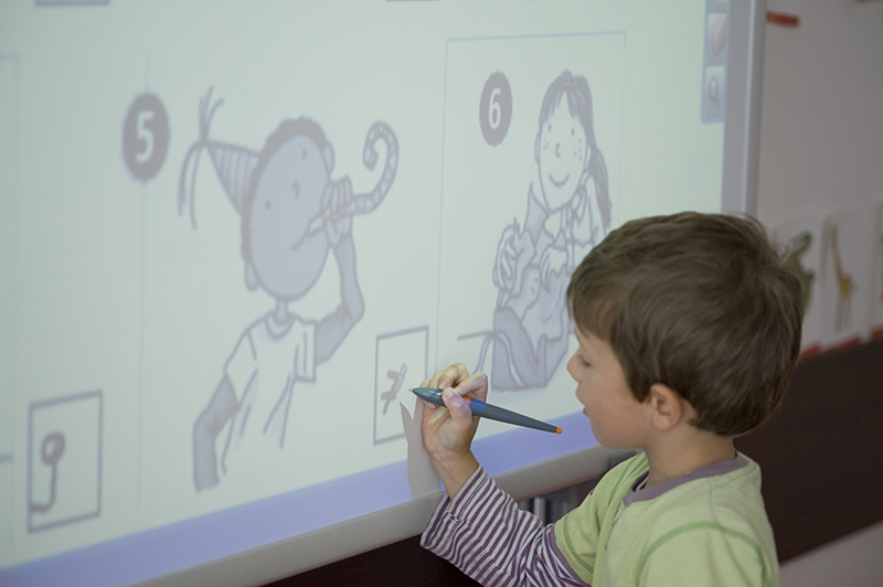 Elève au tableau numérique interactif
