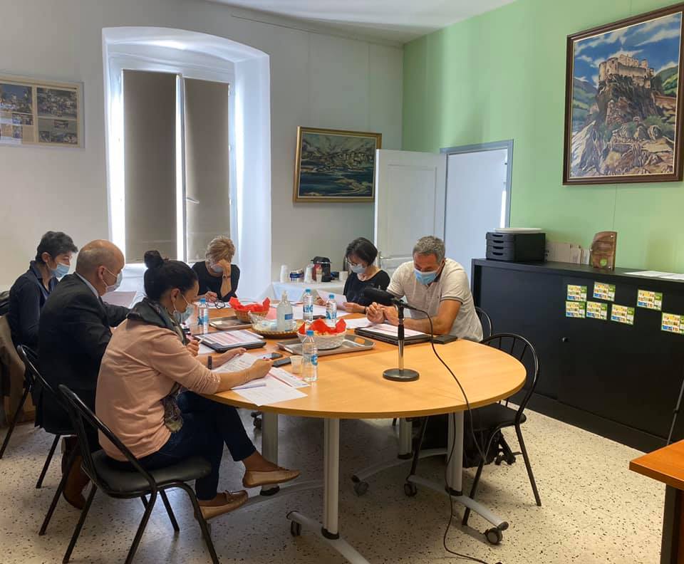 Photo du jury en délibération autour d'une table