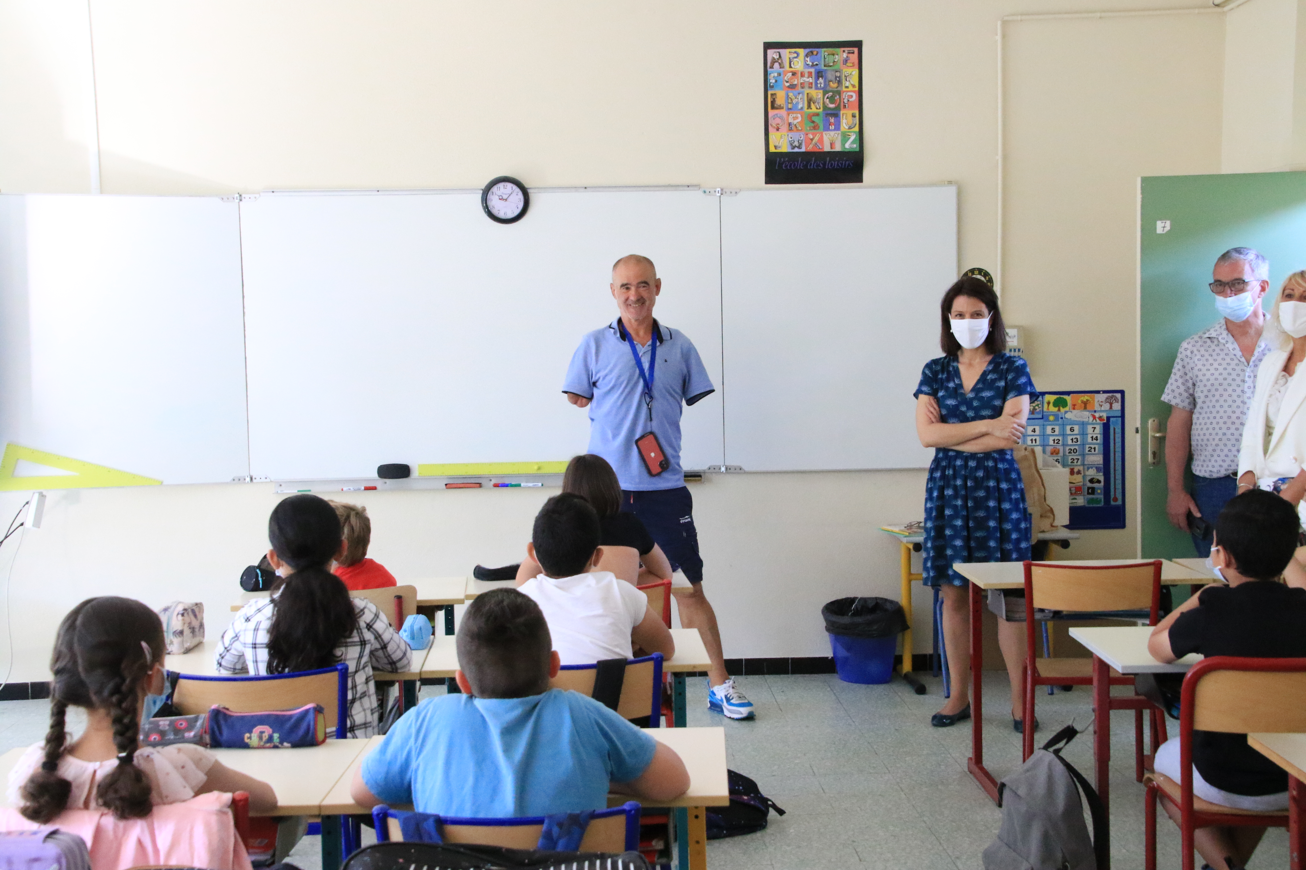 La rectrice Julie Benetti aux côtés de Thierry Corbalan dans la salle de classe avec les élèves
