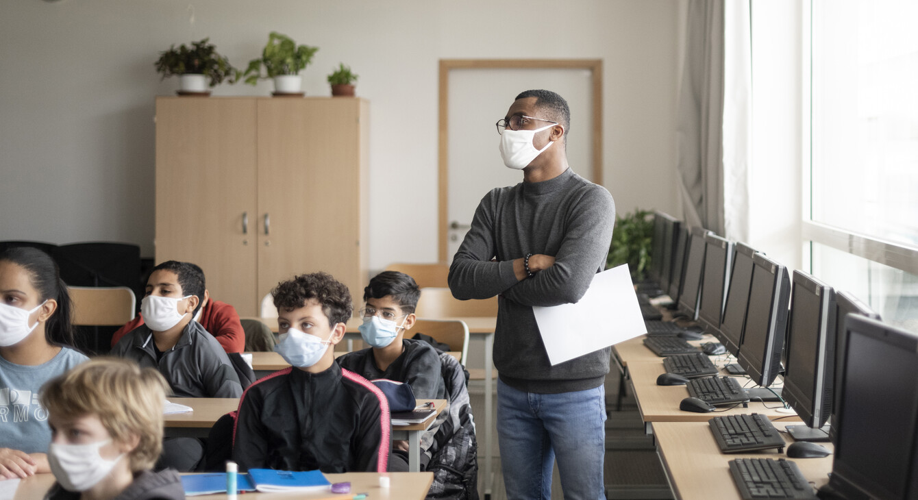 Image d'illustration professeur avec ses élèves