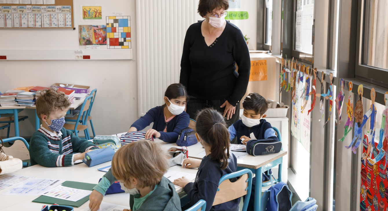 Enseignante dans sa classe avec ses élèves