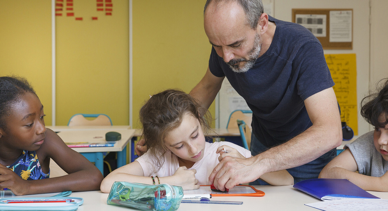 enseignant et élèves en classe