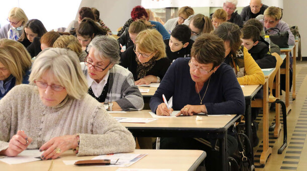 Photo de participants en train de composer