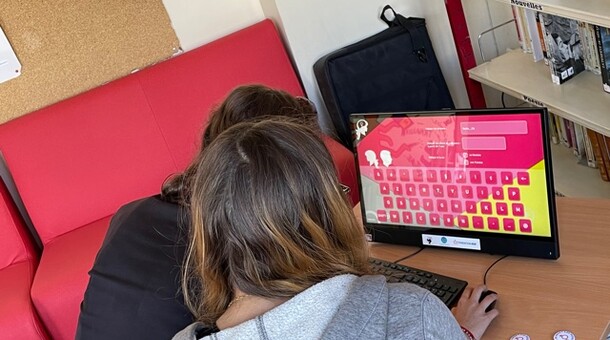 Deux élèves connectés sur un ordinateur