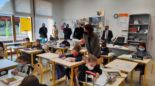 Photo d'une classe entière en présence de Julie Benetti, rectrice