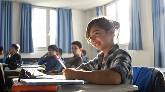 Photo d'illustration d'une collégienne dans sa classe