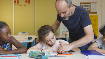 enseignant et élèves en classe