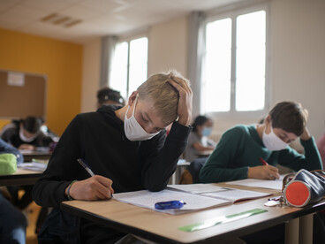 Classe d'élèves qui composent lors d'un examen