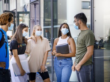 Eleves qui discutent dans la cour de leur lycée