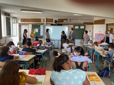 Photo dans une salle de classe avec Julie Benetti