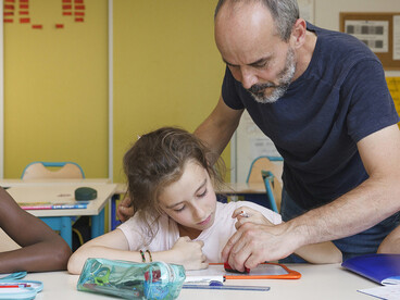 enseignant et élèves en classe